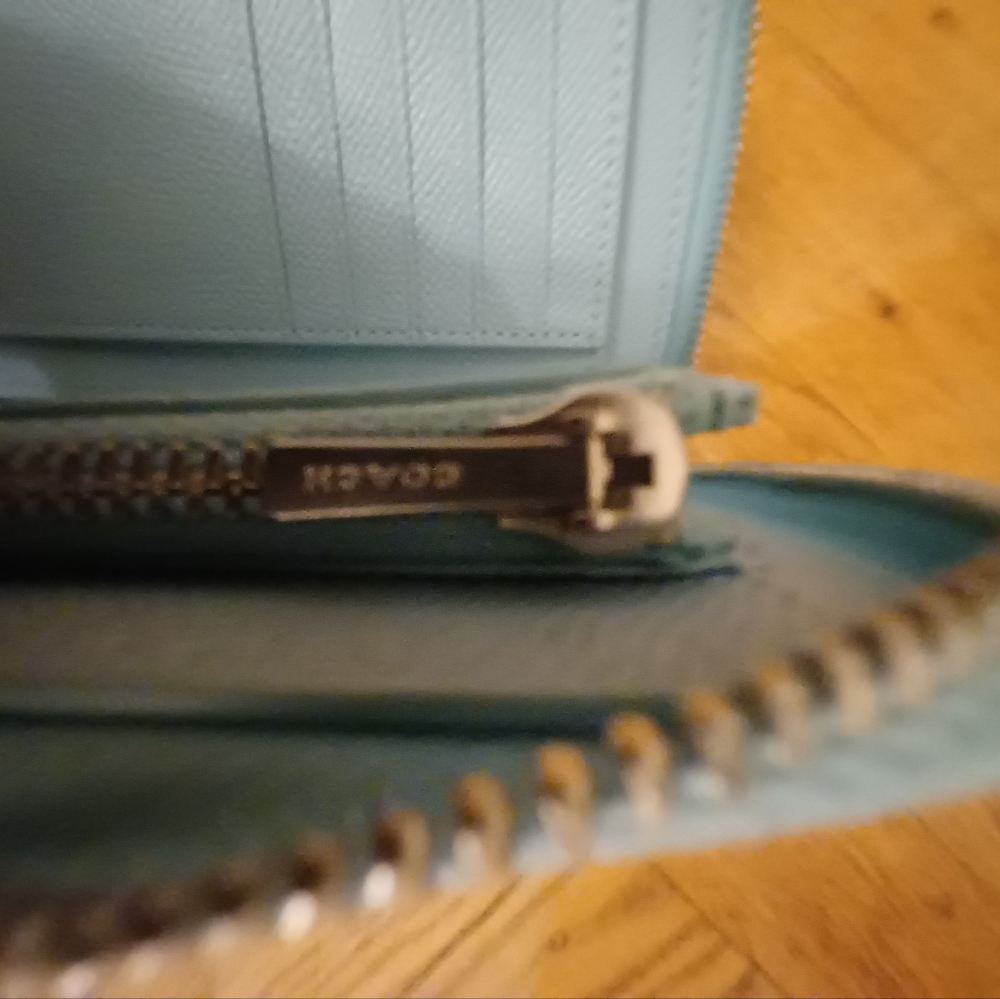 COACH MEDIUM ZIP AROUND WALLET - Picture 5 of 10